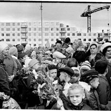 Родители с детьми готовятся к линейке на 1 сентября  | Школа. 1973 г., г.Северодвинск. Фото #C2.