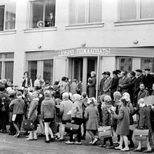 Классы идут в школу после линейки | Школа. 1973 г., г.Северодвинск. Фото #C5.