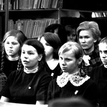В библиотеке | Дети. 1974 г., г.Северодвинск. Фото #C208.
