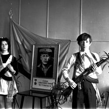 Около памятной доски Александру Торцеву | Дети. 1974 г., г.Северодвинск. Фото #C212.