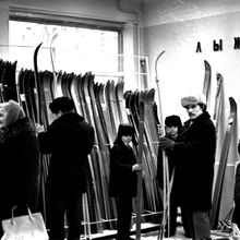Покупка лыж | Торговля. 1974 г., г.Северодвинск. Фото #C235.