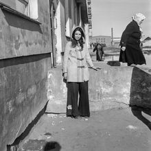 У магазина "Восход" на ул. Торцева | Горожане. 1975 г., г.Северодвинск. Фото #C1779.