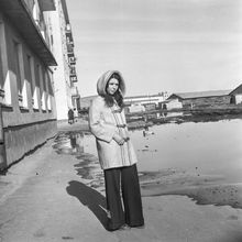 Знаменитая лужа возле магазина "Восход" на ул. Торцева | Горожане. 1975 г., г.Северодвинск. Фото #C1780.
