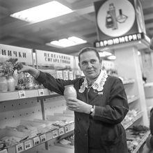 В отделе "Сувениры" | Торговля. 1975 г., г.Северодвинск. Фото #C1611.