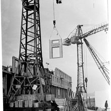 Установка бетонных блоков при строительстве домов | Строительство. 1975 г., г.Северодвинск. Фото #C101.