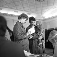 На избирательном участке | Общественная жизнь. 1975 г., г.Северодвинск. Фото #C10360.