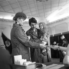 На избирательном участке | Общественная жизнь. 1975 г., г.Северодвинск. Фото #C10361.