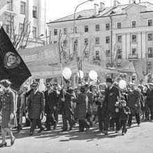 Первомайская демонстрация | Общественная жизнь. 1975 г., г.Северодвинск. Фото #C1601.