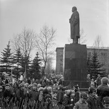 Дети около памятника В.И.Ленину | Общественная жизнь. 1975 г., г.Северодвинск. Фото #C1697.