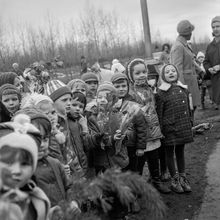 Построение детей около памятника В.И.Ленина | Общественная жизнь. 1975 г., г.Северодвинск. Фото #C1699.