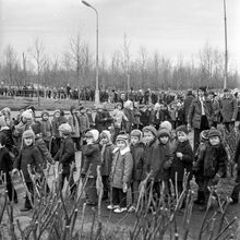 Построение детей около памятника В.И.Ленина | Общественная жизнь. 1975 г., г.Северодвинск. Фото #C1701.