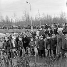 Построение детей около памятника В.И.Ленина | Общественная жизнь. 1975 г., г.Северодвинск. Фото #C1702.