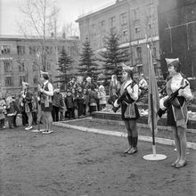 Возложение цветов к памятнику В.И.Ленину | Общественная жизнь. 1975 г., г.Северодвинск. Фото #C1705.