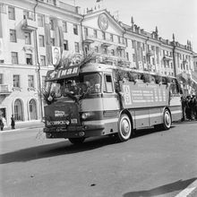 Автобус ПАТП на первомайской демонстрации | Общественная жизнь. 1975 г., г.Северодвинск. Фото #C1717.