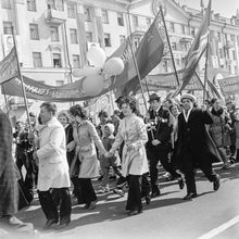 Первомайская демонстрация | Общественная жизнь. 1975 г., г.Северодвинск. Фото #C1726.