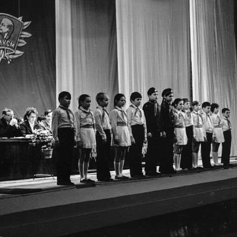 Выступление на комсомольской конференции | Общественная жизнь. 1975 г., г.Северодвинск. Фото #C10358.