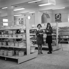 Продавцы в посудном отделе | Торговля. 1976 г., г.Северодвинск. Фото #C14545.