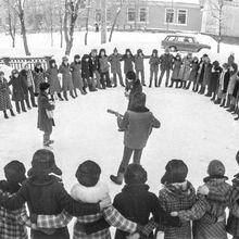 Орлятский круг у Дома пионеров | Школа. 1976 г., г.Северодвинск. Фото #C14632.