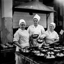 Выпечка ромовыох баб на хлебокомбинате | Предприятия. 1976 г., г.Северодвинск. Фото #C14550.
