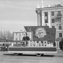 Автомобиль во главе первомайской колонны демонстрантов | Транспорт. 1977 г., г.Северодвинск. Фото #C14512.
