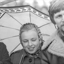 Под зонтом | Горожане. 1978 г., г.Северодвинск. Фото #C12927.