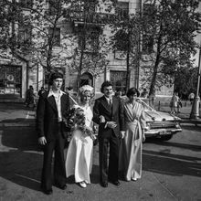 Новобрачные с гостями | Горожане. 1978 г., г.Северодвинск. Фото #C7328.