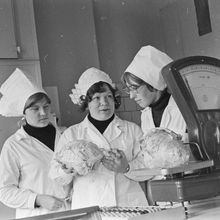 В продуктовом магазине | Торговля. 1978 г., г.Северодвинск. Фото #C14124.