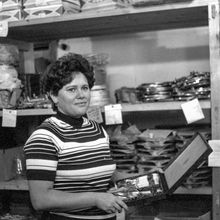 Отдел посуды | Торговля. 1978 г., г.Северодвинск. Фото #C12985.