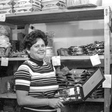 На складе с посудой | Торговля. 1978 г., г.Северодвинск. Фото #C12989.