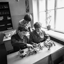 С глиняной игрушкой | Школа. 1978 г., г.Северодвинск. Фото #C7139.