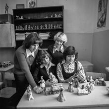 С глиняной игрушкой | Школа. 1978 г., г.Северодвинск. Фото #C7140.