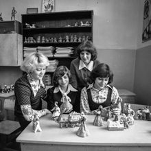 С глиняной игрушкой | Школа. 1978 г., г.Северодвинск. Фото #C7141.