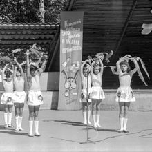 Танцевальный номер | Школа. 1978 г., г.Северодвинск. Фото #C13019.