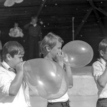 Надувание воздушных шаров | Школа. 1978 г., г.Северодвинск. Фото #C13035.