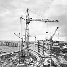 Строится круговой дом | Строительство. 1978 г., г.Северодвинск. Фото #C6151.
