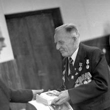 Вручение подарков | Ветераны. 1978 г., г.Северодвинск. Фото #C13077.