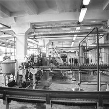 Линия по розливу и укупорки бутылок  | Предприятия. 1978 г., г.Северодвинск. Фото #C6158.