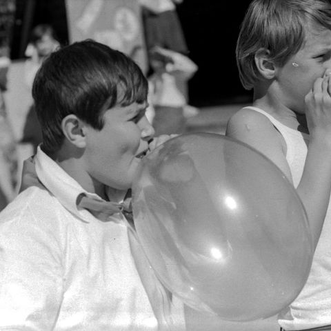 Надувание воздушных шаров | Школа. 1978 г., г.Северодвинск. Фото #C13038.