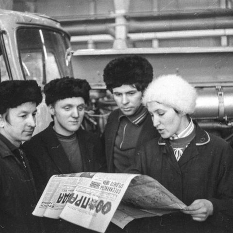 Рабочие читают газета "Правда" | Предприятия. 1979 г., г.Северодвинск. Фото #C14182.