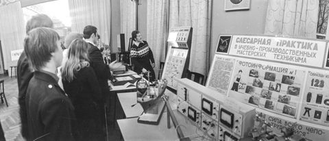 Экскурсия на выставке технического творчества | Школа. 1979 г., г.Северодвинск. Фото #C340.