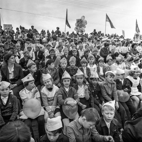 На трибунах | Школа. 1979 г., г.Северодвинск. Фото #C14143.