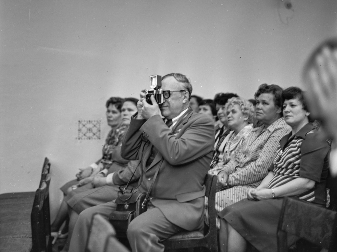 мужчина с фотоаппаратом на собрании | Горожане. 1979 г., г.Северодвинск. Фото #C514.