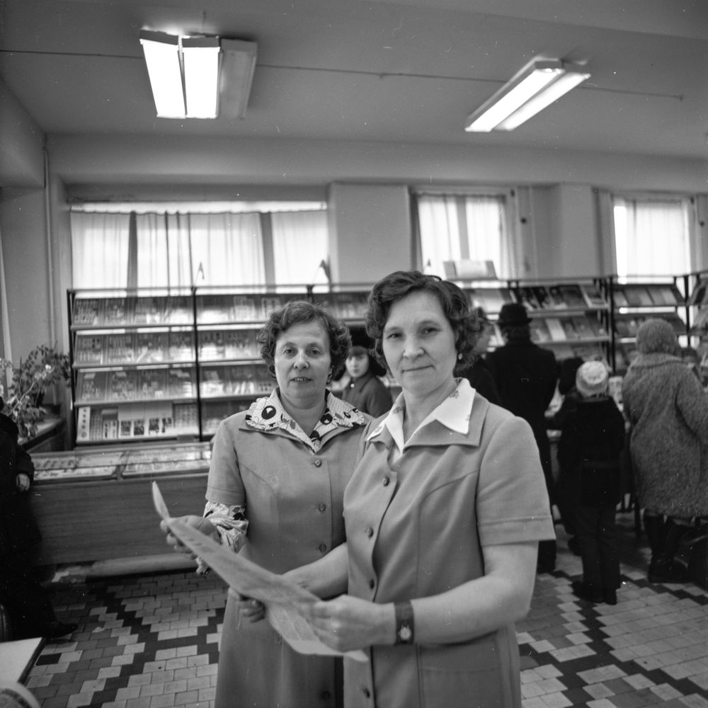 продавцы в магазине | Торговля. 1979 г., г.Северодвинск. Фото #C704.