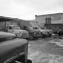 автомобили "ГАЗ" Автоколонны-1700 на территории молокозавода | Транспорт. 1979 г., г.Северодвинск. Фото #C346.