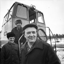 Трое мужчин около тепловоза | Транспорт. 1979 г., г.Северодвинск. Фото #C134.
