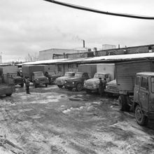 Автомобили под погрузкой | Транспорт. 1979 г., г.Северодвинск. Фото #C355.