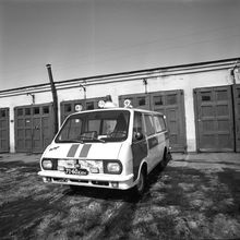 Автомобиль скорой помощи "РАФ" около гаража | Транспорт. 1979 г., г.Северодвинск. Фото #C357.