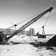Строится кирпичный дом ул.Трухинова, 11 | Транспорт. 1979 г., г.Северодвинск. Фото #C372.