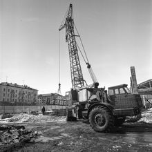 Автокран на строительстве | Транспорт. 1979 г., г.Северодвинск. Фото #C374.