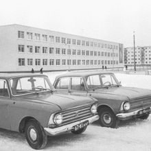 Автомобили "Москвич" во дворе | Транспорт. 1979 г., г.Северодвинск. Фото #C385.